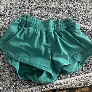 HOTTY HOT 2.5 LULULEMON SHORTS
